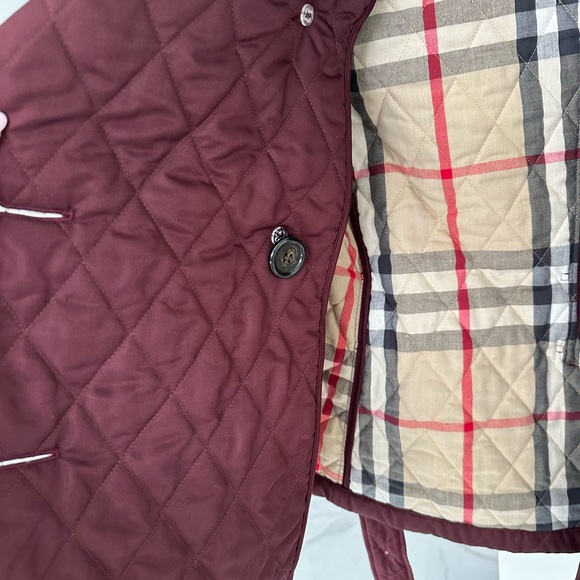 Burberry Women’s classic quilted coat with belt. - Picture 7 of 10